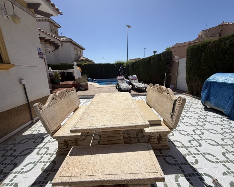 4 soveværelse Villa til salg i Villamartin med swimmingpool - € 399.995 (Ref: 9895517)