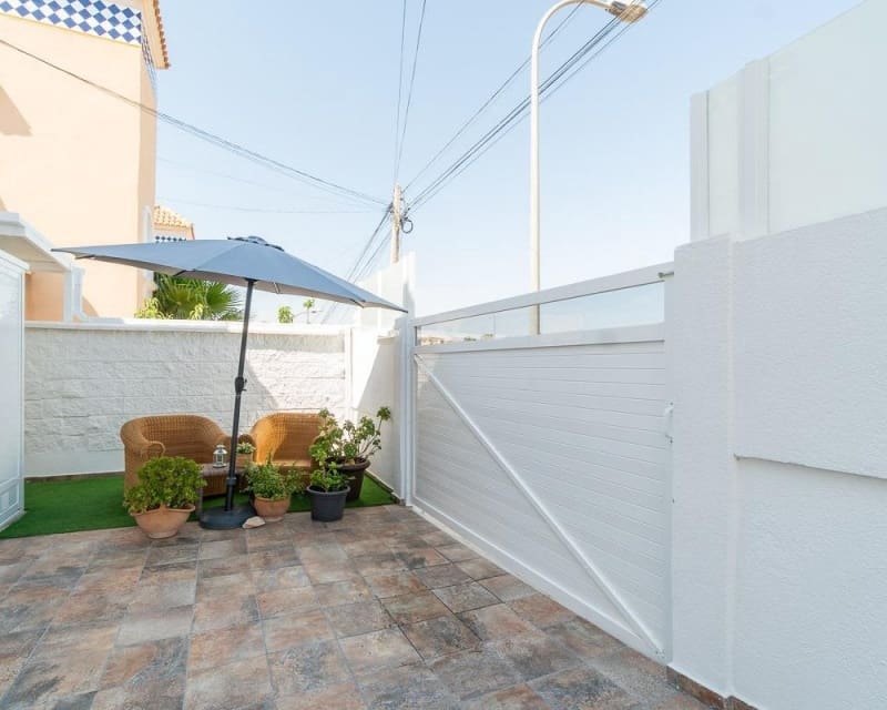 4 soveværelse Villa til salg i Villamartin med swimmingpool - € 399.000 (Ref: 9895526)
