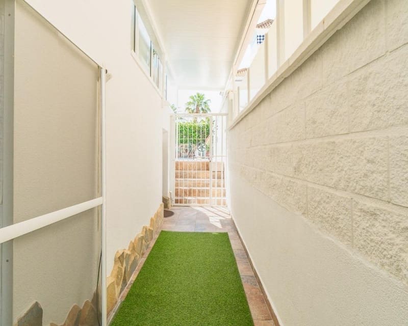4 soveværelse Villa til salg i Villamartin med swimmingpool - € 399.000 (Ref: 9895526)