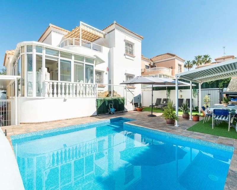 4 soveværelse Villa til salg i Villamartin med swimmingpool - € 399.000 (Ref: 9895526)