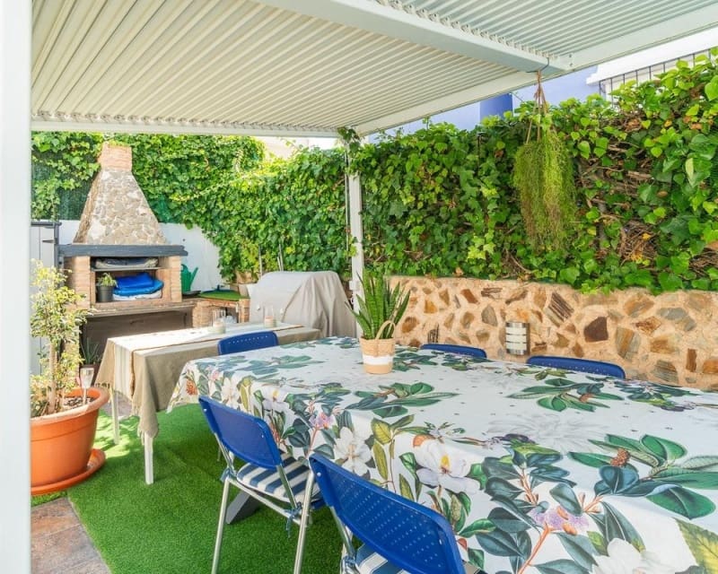 4 soveværelse Villa til salg i Villamartin med swimmingpool - € 399.000 (Ref: 9895526)