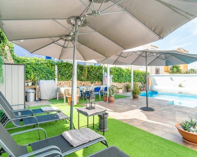 4 soveværelse Villa til salg i Villamartin med swimmingpool - € 399.000 (Ref: 9895526)