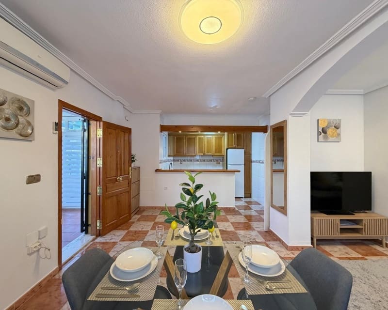 2 soveværelse Villa til salg i Villamartin med swimmingpool garage - € 179.995 (Ref: 9926373)