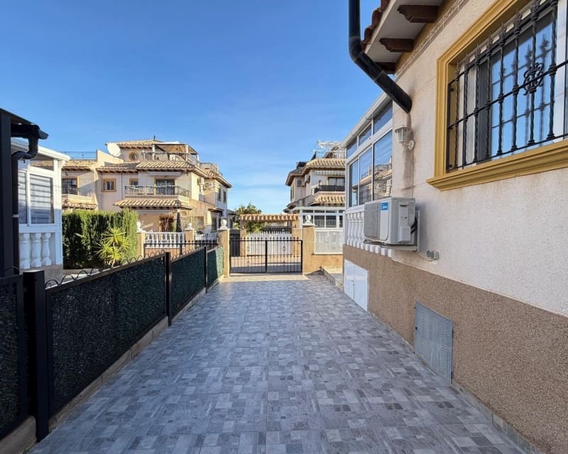 2 soveværelse Villa til salg i Villamartin med swimmingpool garage - € 179.995 (Ref: 9926373)