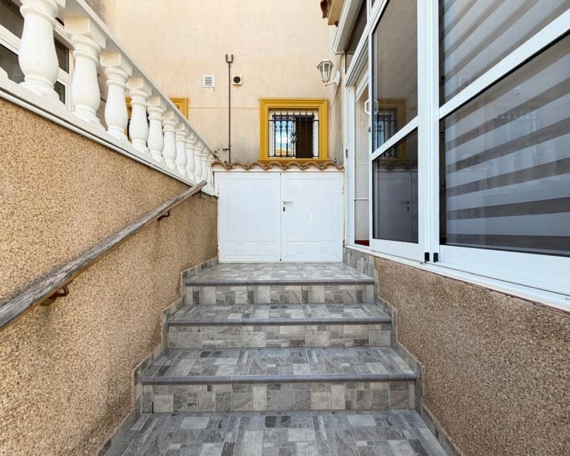 2 soveværelse Villa til salg i Villamartin med swimmingpool garage - € 179.995 (Ref: 9926373)