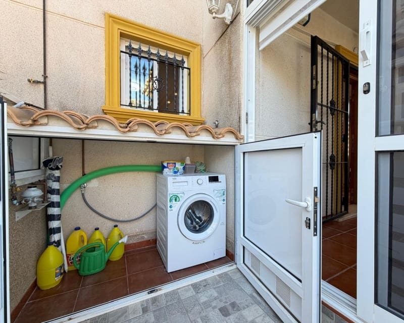 2 soveværelse Villa til salg i Villamartin med swimmingpool garage - € 179.995 (Ref: 9926373)