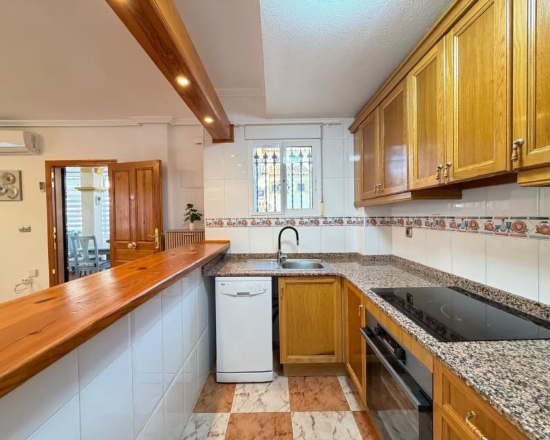2 soveværelse Villa til salg i Villamartin med swimmingpool garage - € 179.995 (Ref: 9926373)