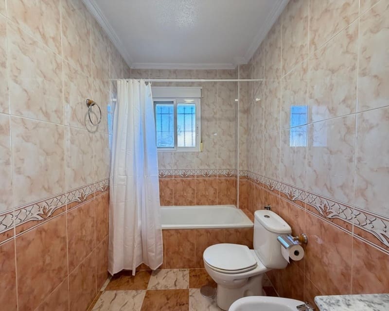 2 soveværelse Villa til salg i Villamartin med swimmingpool garage - € 179.995 (Ref: 9926373)