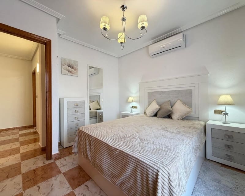2 soveværelse Villa til salg i Villamartin med swimmingpool garage - € 179.995 (Ref: 9926373)