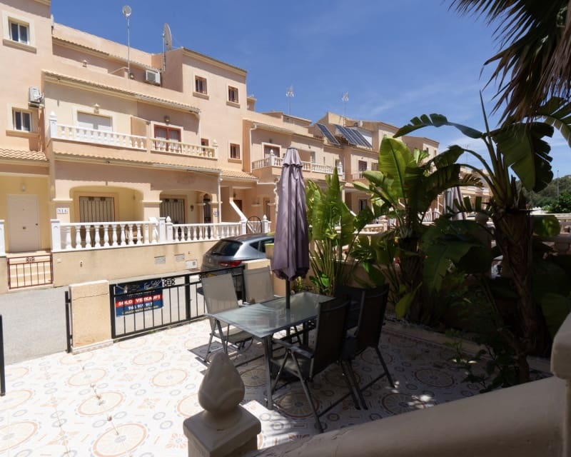 3 sovrum Hus till salu i Playa Flamenca med pool - 195 000 € (Ref: 9926399)