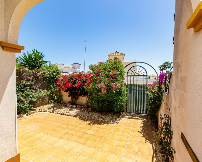 2 soveværelse Byhus til salg i La Zenia med swimmingpool - € 235.000 (Ref: 9926400)