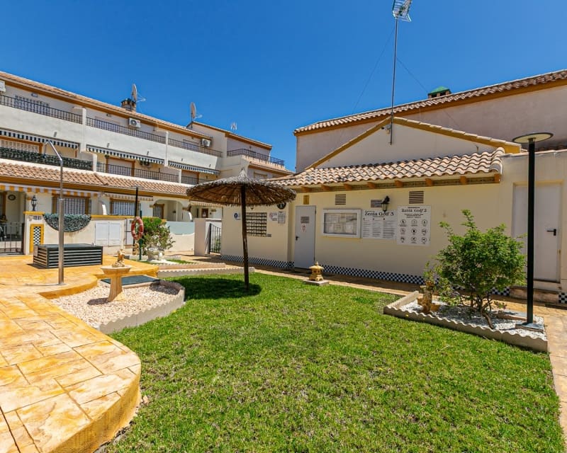 2 soveværelse Byhus til salg i La Zenia med swimmingpool - € 235.000 (Ref: 9926400)