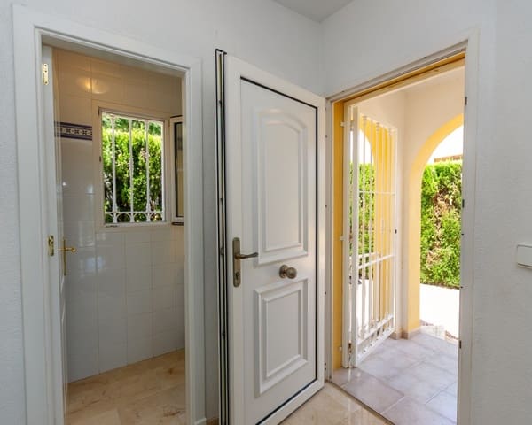 3 soverom Villa til salgs i Villamartin, Orihuela med svømmebasseng garasje - € 530 000 (Ref: 9926401)
