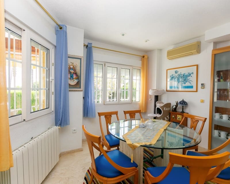 3 soverom Villa til salgs i Villamartin med svømmebasseng garasje - € 530 000 (Ref: 9926401)