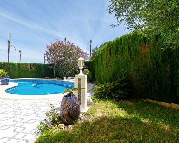 3 soverom Villa til salgs i Villamartin, Orihuela med svømmebasseng garasje - € 530 000 (Ref: 9926401)