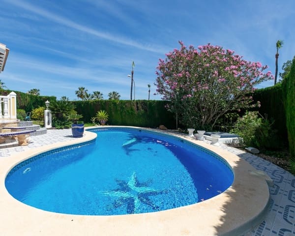 3 soverom Villa til salgs i Villamartin, Orihuela med svømmebasseng garasje - € 530 000 (Ref: 9926401)