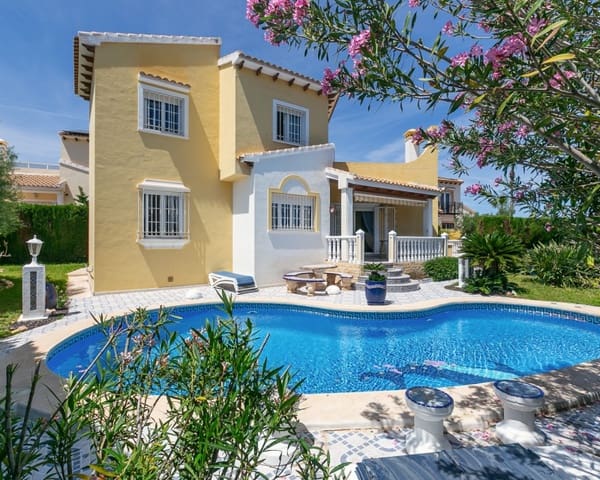 3 soverom Villa til salgs i Villamartin, Orihuela med svømmebasseng garasje - € 530 000 (Ref: 9926401)