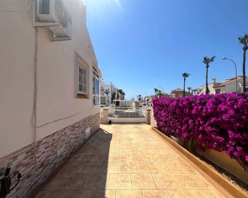 3 soveværelse Villa til salg i Playa Flamenca med swimmingpool garage - € 259.995 (Ref: 9926406)