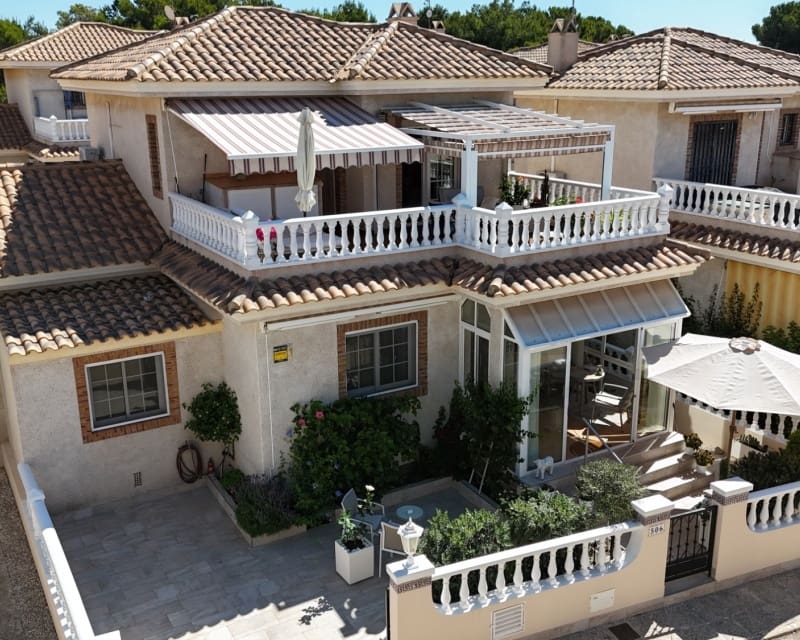 4 soverom Villa til salgs i Villamartin med svømmebasseng garasje - € 335 000 (Ref: 9926411)