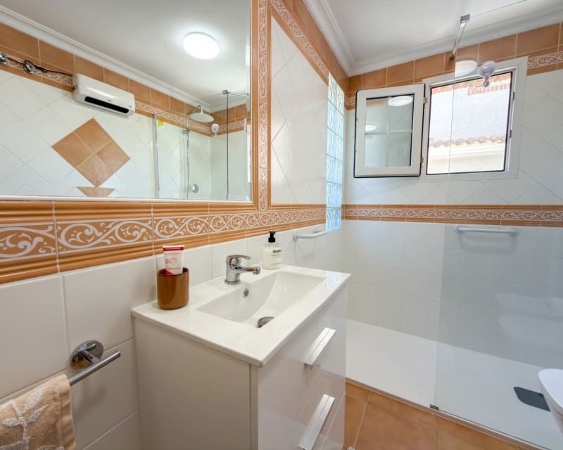 4 soverom Villa til salgs i Villamartin med svømmebasseng garasje - € 335 000 (Ref: 9926411)