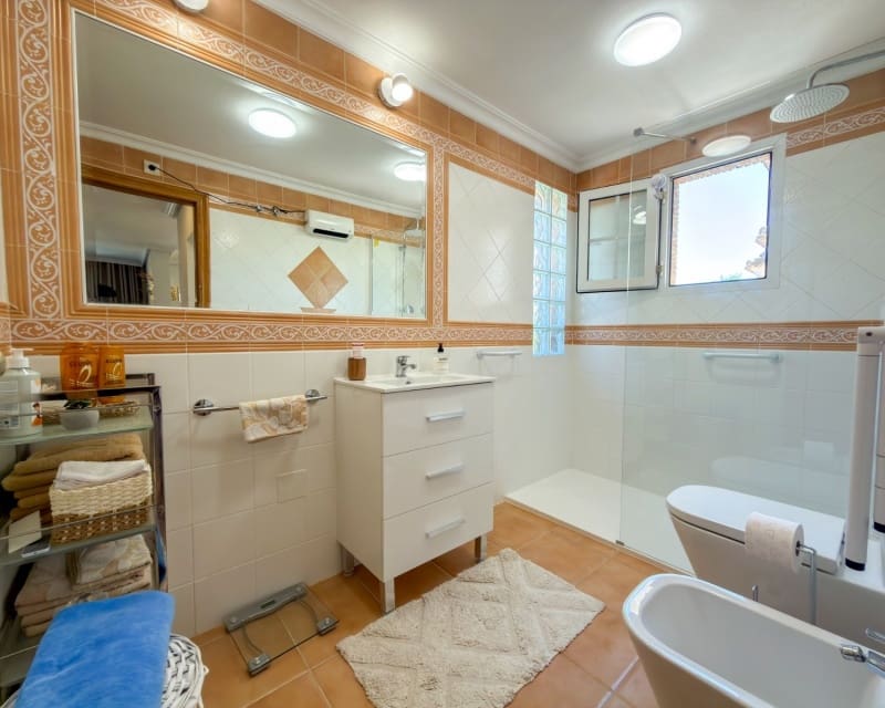 4 soverom Villa til salgs i Villamartin med svømmebasseng garasje - € 335 000 (Ref: 9926411)