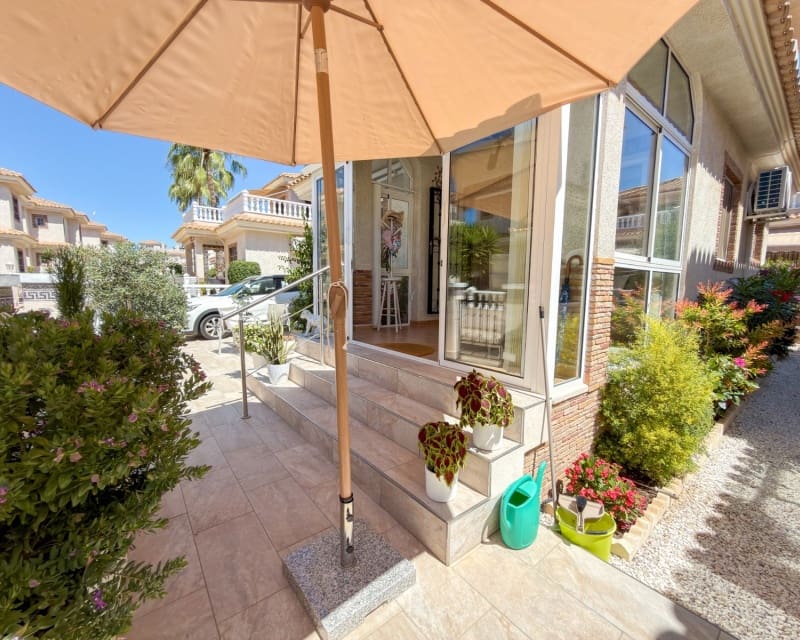 4 soverom Villa til salgs i Villamartin med svømmebasseng garasje - € 335 000 (Ref: 9926411)