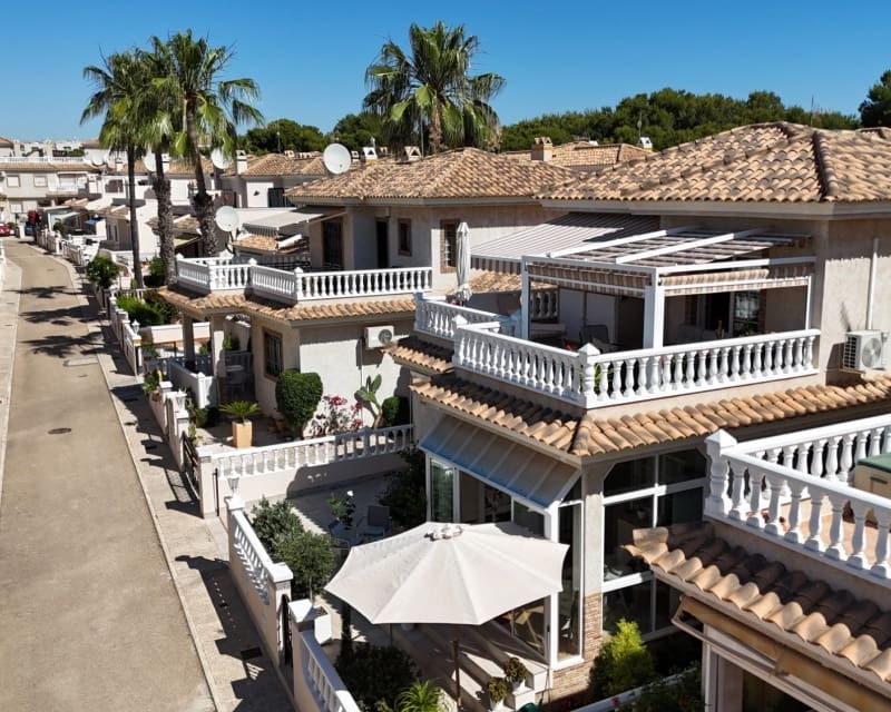 4 soverom Villa til salgs i Villamartin med svømmebasseng garasje - € 335 000 (Ref: 9926411)