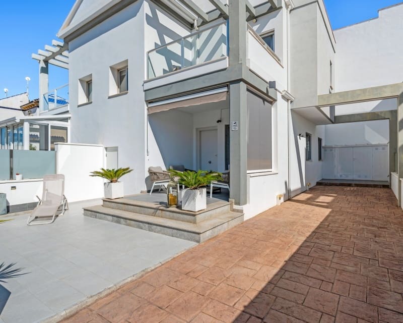 3 soveværelse Byhus til salg i Playa Flamenca med swimmingpool garage - € 329.000 (Ref: 9926418)