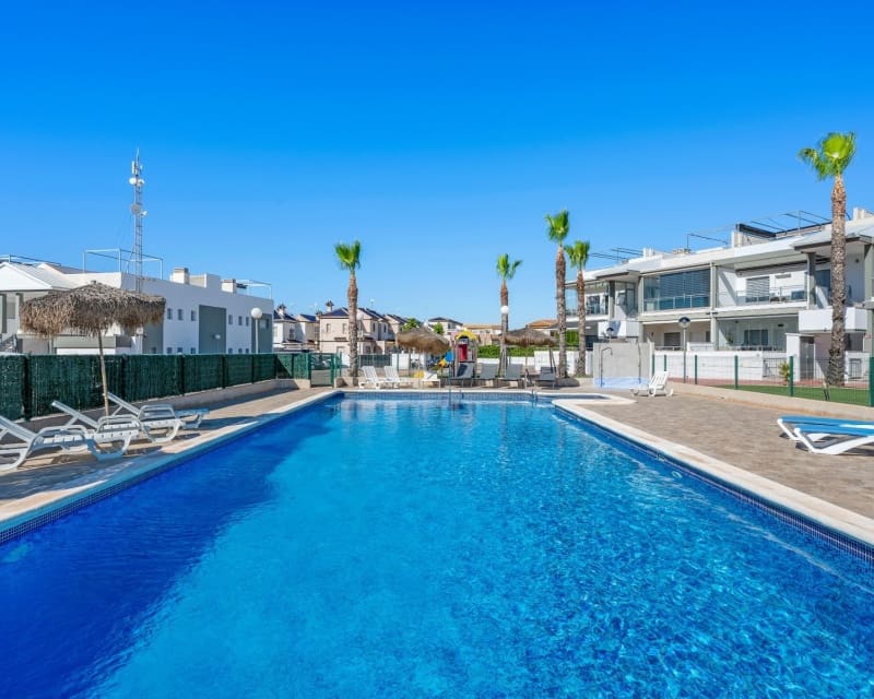 3 soveværelse Byhus til salg i Playa Flamenca med swimmingpool garage - € 329.000 (Ref: 9926418)