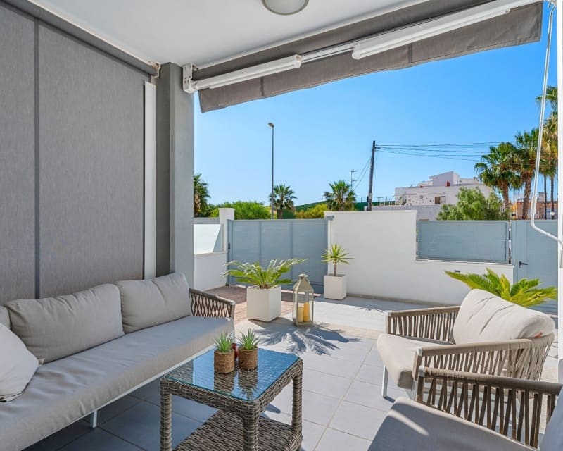 3 soveværelse Byhus til salg i Playa Flamenca med swimmingpool garage - € 329.000 (Ref: 9926418)