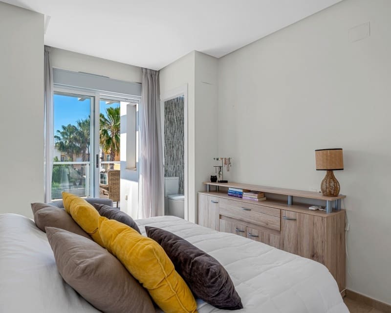 3 soveværelse Byhus til salg i Playa Flamenca med swimmingpool garage - € 329.000 (Ref: 9926418)
