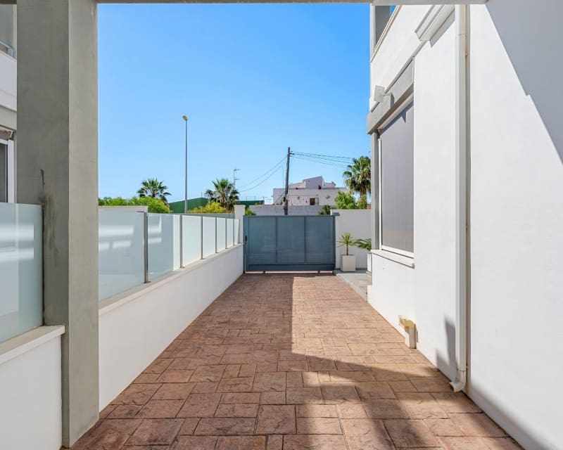 3 soveværelse Byhus til salg i Playa Flamenca med swimmingpool garage - € 329.000 (Ref: 9926418)