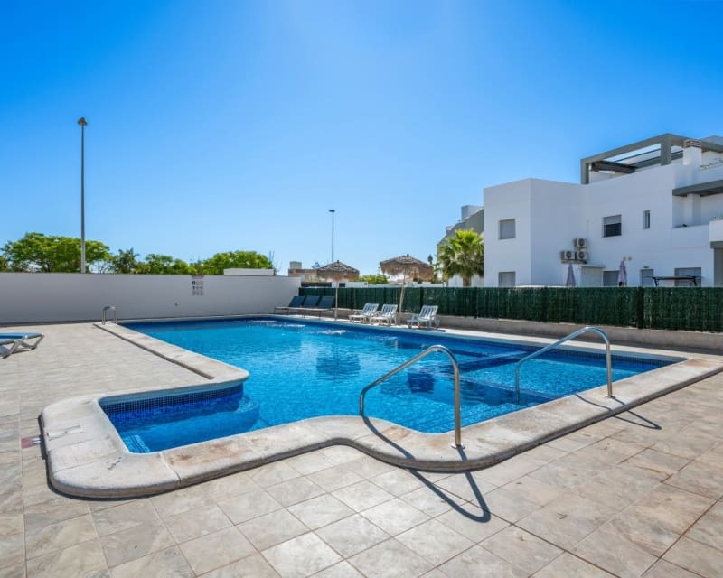 3 soveværelse Byhus til salg i Playa Flamenca med swimmingpool garage - € 329.000 (Ref: 9926418)