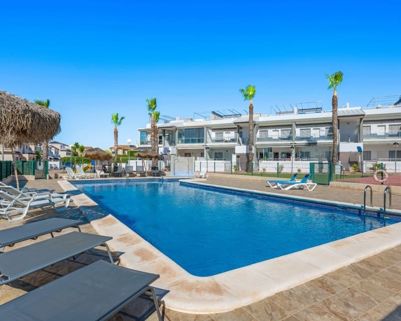 3 soveværelse Byhus til salg i Playa Flamenca med swimmingpool garage - € 329.000 (Ref: 9926418)