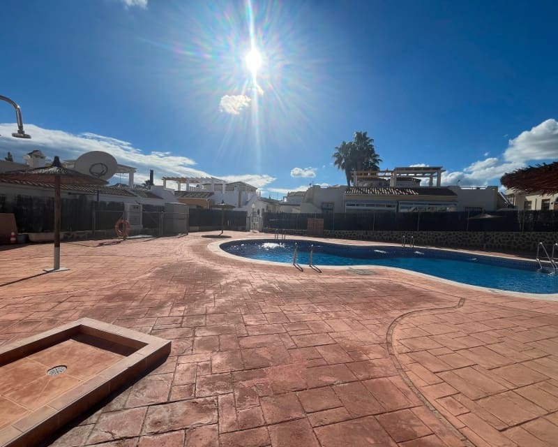 2 Zimmer Bungalow zu verkaufen in Orihuela Costa mit Pool Garage - 209.999 € (Ref: 9926421)