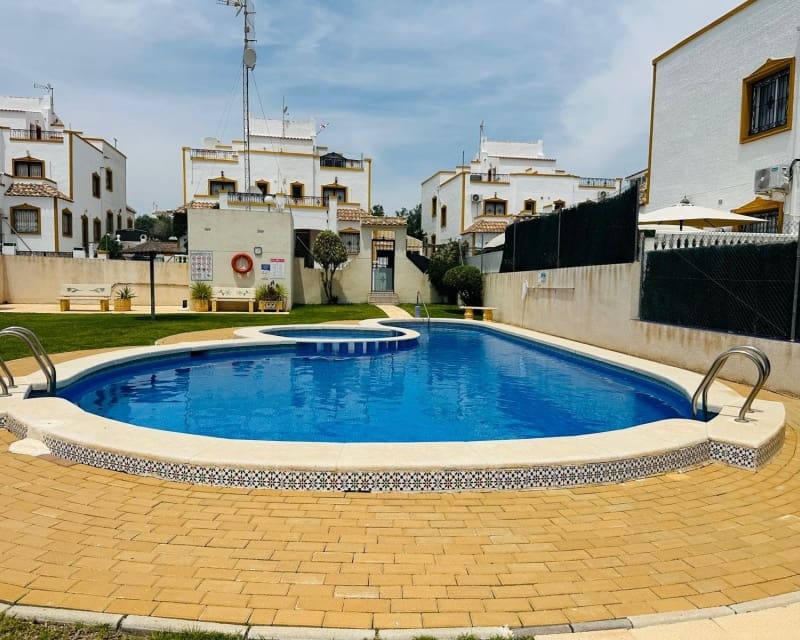 3 Zimmer Villa zu verkaufen in Los Montesinos mit Pool - 179.000 € (Ref: 9926435)