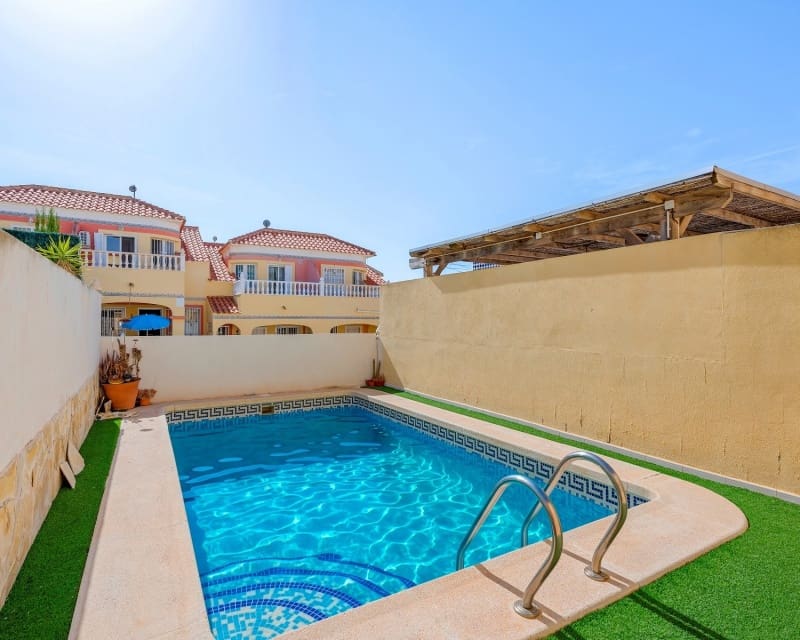 3 soveværelse Byhus til salg i Villamartin med swimmingpool - € 189.000 (Ref: 9950684)