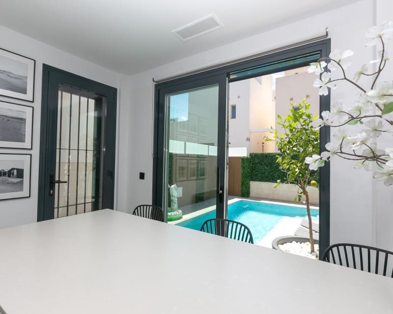 3 makuuhuone Huvila myytävänä paikassa Villamartin mukana uima-altaan - 369 000 € (Ref: 9950685)