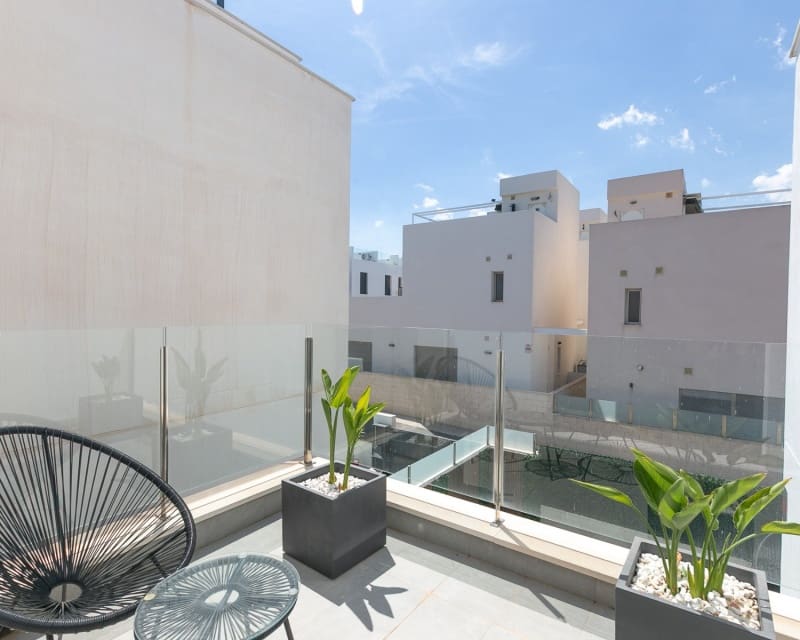 3 makuuhuone Huvila myytävänä paikassa Villamartin mukana uima-altaan - 369 000 € (Ref: 9950685)