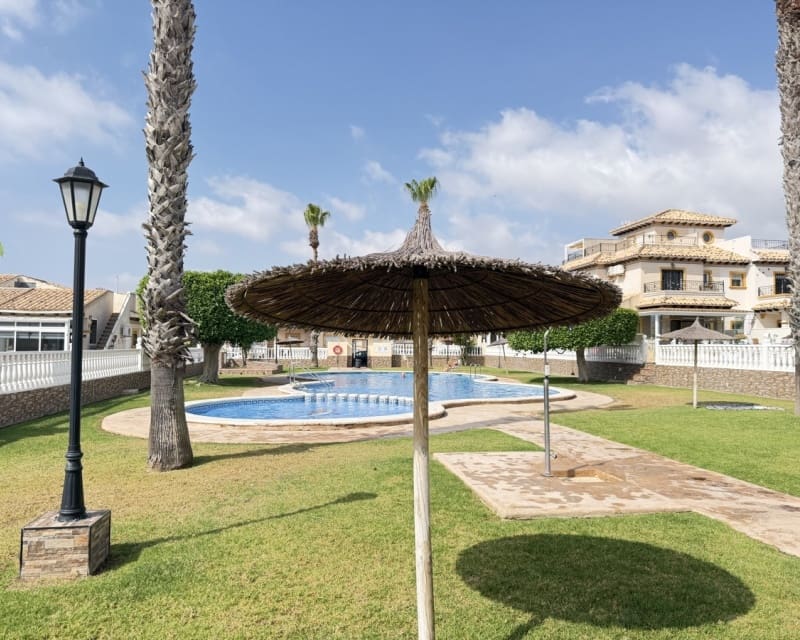 2 sovrum Bungalow till salu i La Zenia med pool - 225 000 € (Ref: 9950686)