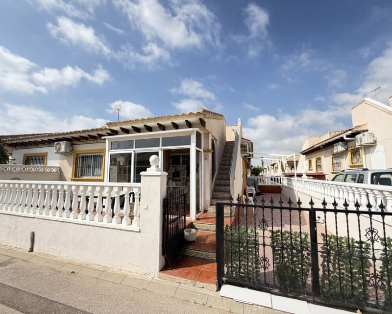 2 sovrum Bungalow till salu i La Zenia med pool - 225 000 € (Ref: 9950686)