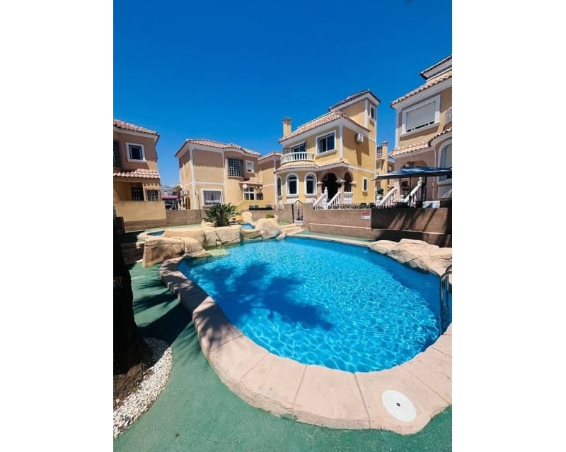 3 bedroom Villa for sale in Villamartin with pool - € 250,000 (Ref: 9950703)