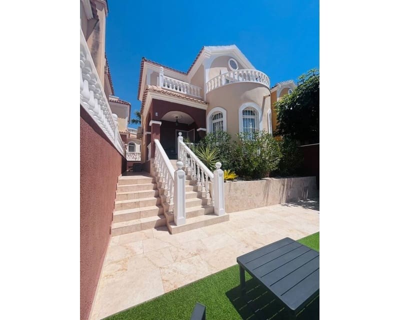3 bedroom Villa for sale in Villamartin with pool - € 250,000 (Ref: 9950703)