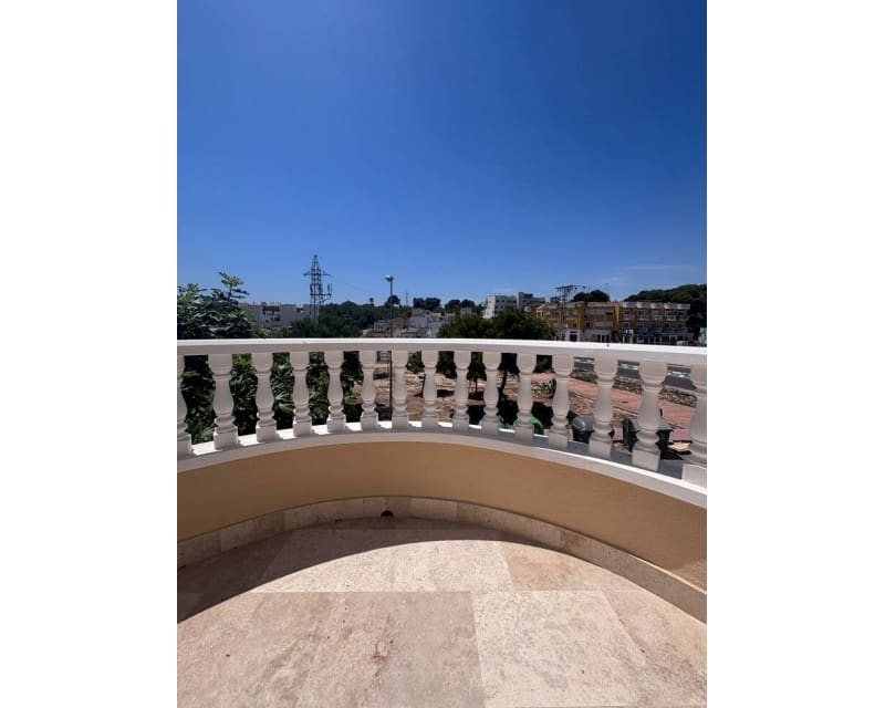 3 bedroom Villa for sale in Villamartin with pool - € 250,000 (Ref: 9950703)