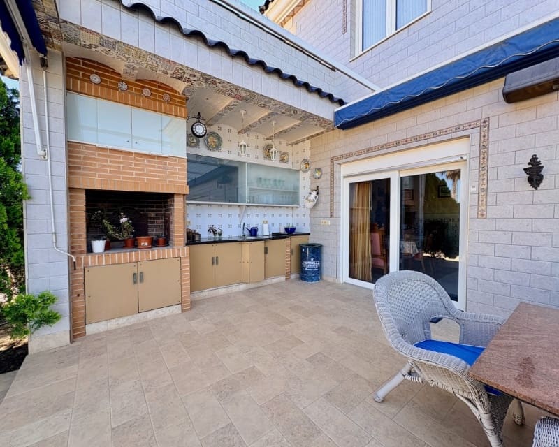 6 soveværelse Villa til salg i La Marina med swimmingpool - € 699.000 (Ref: 9950705)