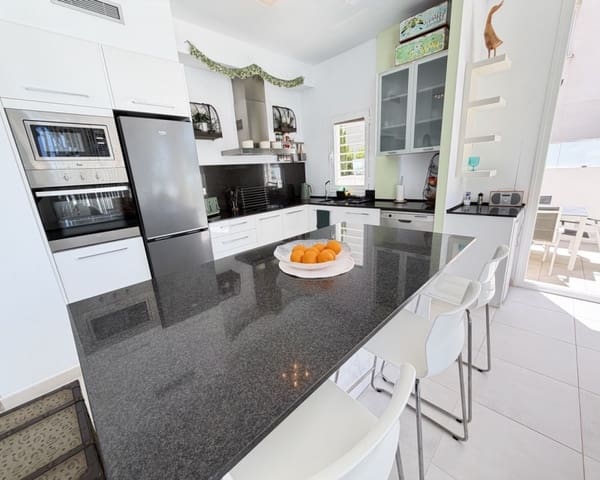 4 soverom Villa til salgs i Mil Palmeras, Pilar de la Horadada med svømmebasseng garasje - € 650 000 (Ref: 9950710)