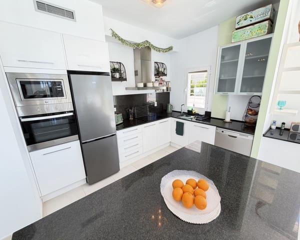 4 soverom Villa til salgs i Mil Palmeras, Pilar de la Horadada med svømmebasseng garasje - € 650 000 (Ref: 9950710)