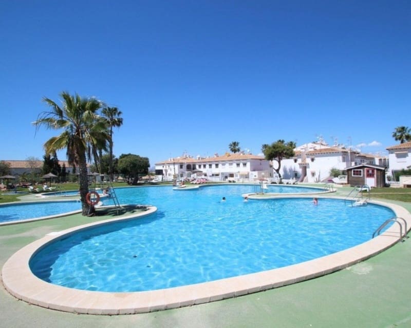 1 soveværelse Villa til salg i Torrevieja med swimmingpool - € 125.000 (Ref: 9966865)