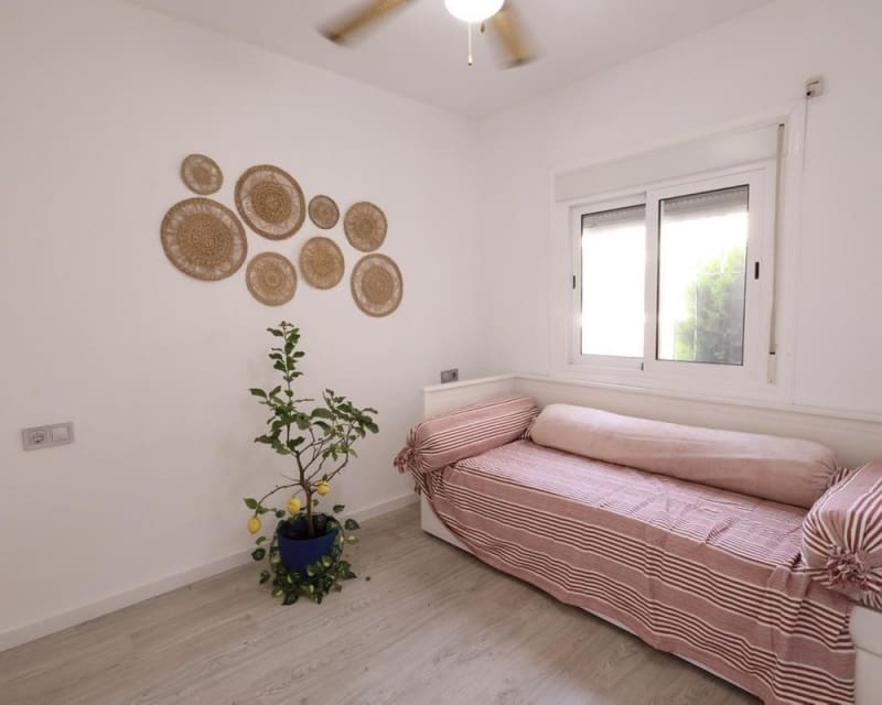 1 soveværelse Villa til salg i Torrevieja med swimmingpool - € 125.000 (Ref: 9966865)