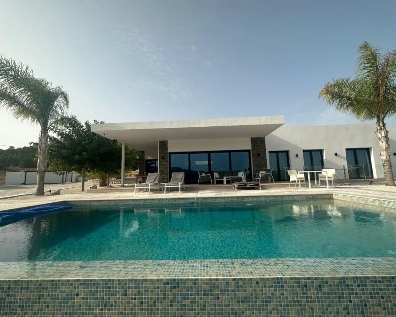 3 soverom Villa til salgs i Pinoso med svømmebasseng garasje - € 390 500 (Ref: 9966869)